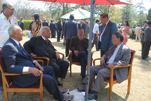 DD Lapang, Donkupar Roy, HS Lyngdoh chatting with former Cong leader PR Kyndiah at the Raj Bhavan lawn. Pix by WT Jyrwa