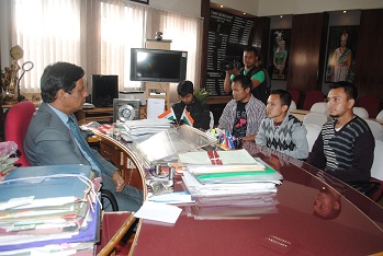 A joint delegation of the KSU and CMJ University students union meeting the state chief secretary WMS Pariat on Tuesday. Pix by WT Lyttan