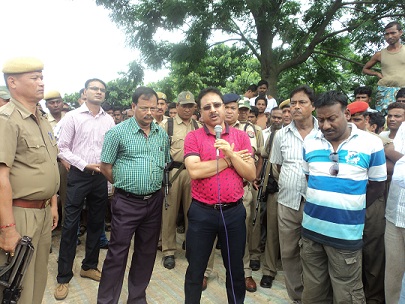 Dhubri deputy commissioner Khumud Chandra Das speaking to activists at Mancachar on Monday